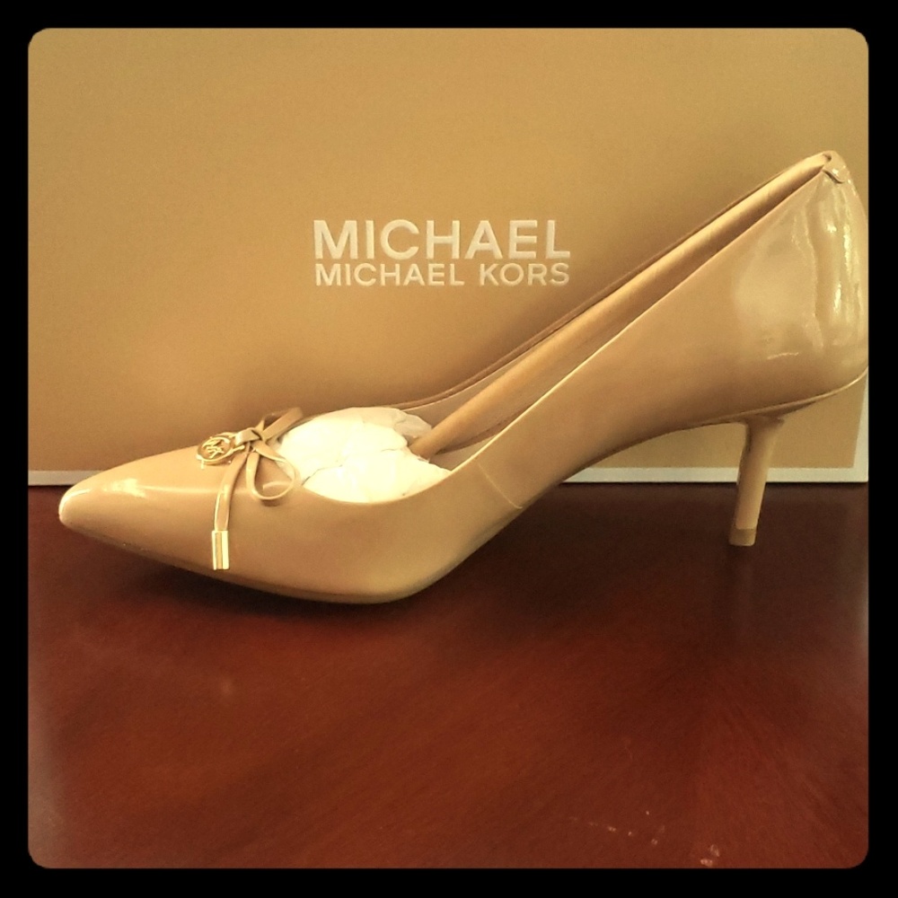 Nude patent leather MID Pump